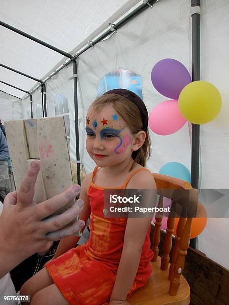 Criança Pintura Facial - Fotografias de stock e mais imagens de 6-7 Anos - 6-7 Anos, Criança, Criança de escola primária