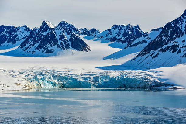 svalbarden fiordos magdalenafjord - svalbard islands fotografías e imágenes de stock