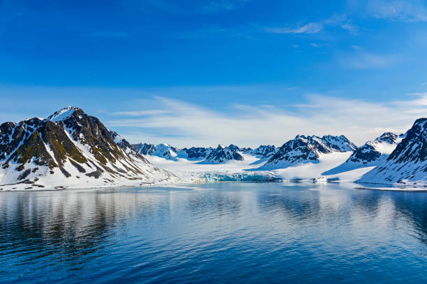 svalbarden fiordos magdalenafjord - svalbard islands fotografías e imágenes de stock