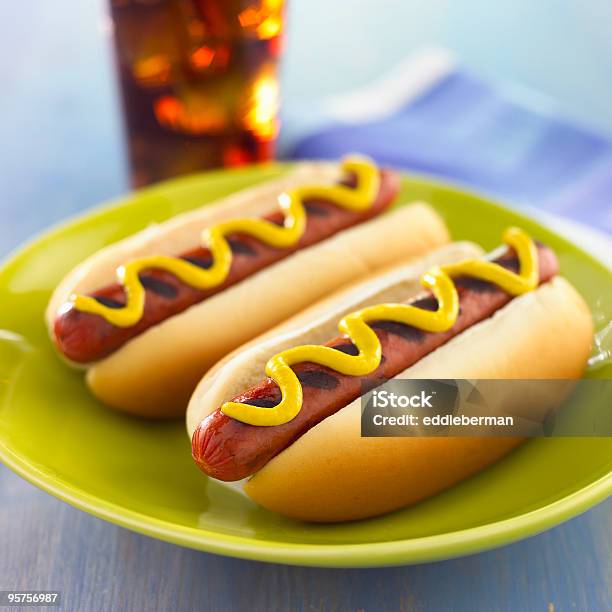 I Wurstel Alla Griglia Con Senape - Fotografie stock e altre immagini di Hot Dog - Hot Dog, Piatto - Stoviglie, Mostarda