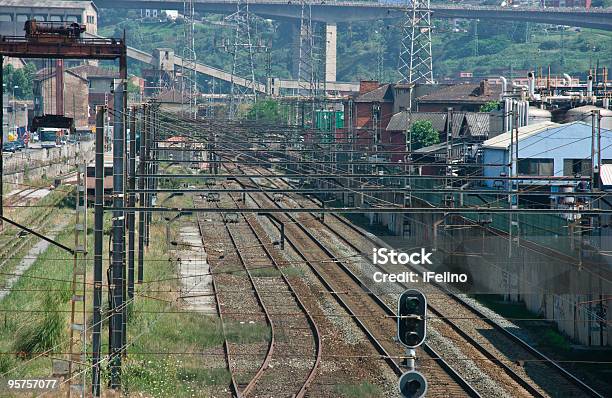 Ferrocarril En Zona Industrial Foto de stock y más banco de imágenes de Bilbao - Bilbao, Cable, Cable de conducción eléctrica
