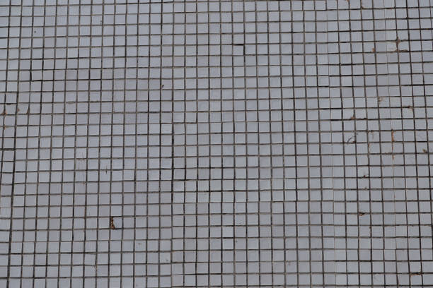 istock Background of a small old white tile on the building 957572324
