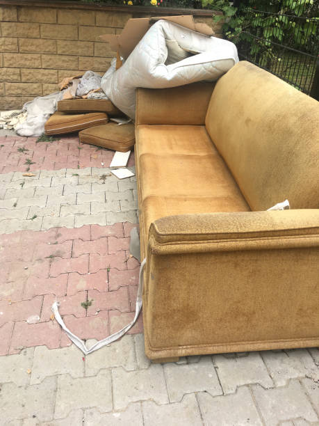 istock Discarded furniture 957573522