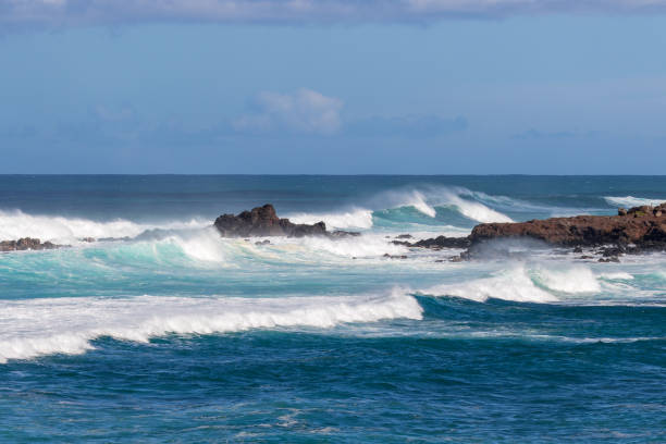 istock Waves Crashing the Maui Coastline 957576400