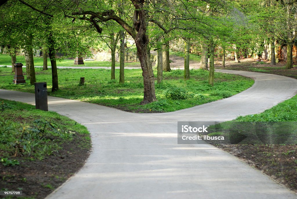 Rua Bifurcada em St. James jardins, Liverpool - Foto de stock de Rua Bifurcada royalty-free