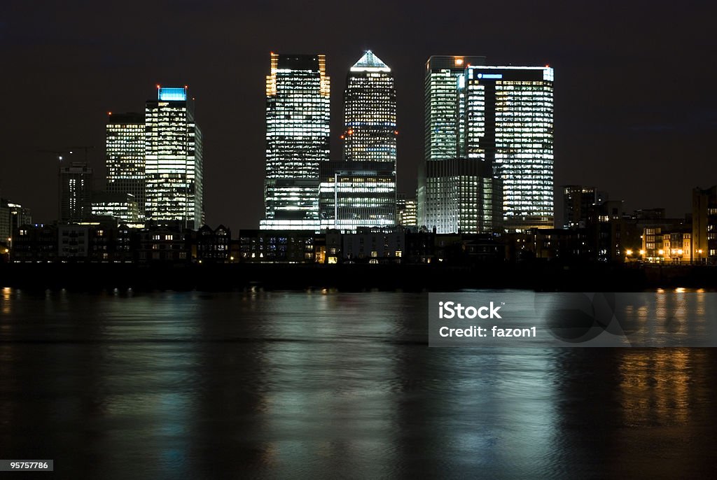 Кэнэри-Уорф Skyline в ночь - Стоковые фото HSBC Towers роялти-фри