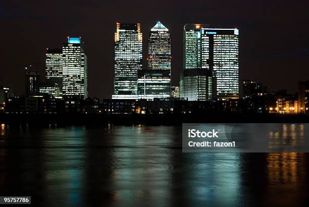 Кэнэриуорф Skyline В Ночь — стоковые фотографии и другие картинки HSBC Towers - HSBC Towers, Без людей, Бизнес