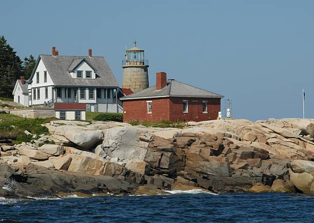 faro di isola di whitehead in costa del maine - owls head lighthouse foto e immagini stock