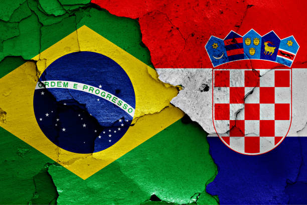 在破裂的牆壁上畫的巴西和克羅地亞的旗子 - croatia brazil 個照片及圖片檔