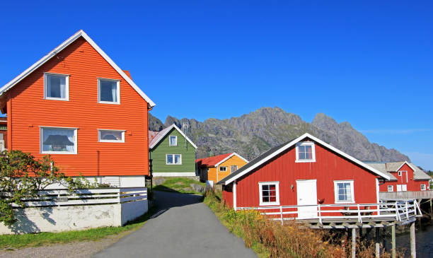 vista panorámica de colorido rorbu madera casas, henningsvaer, islas lofoten, escandinavia, noruega - lofoten henningsvaer norway village fotografías e imágenes de stock