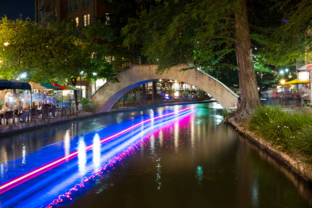 istock Historic San Antonio River Walk at Night 957593556
