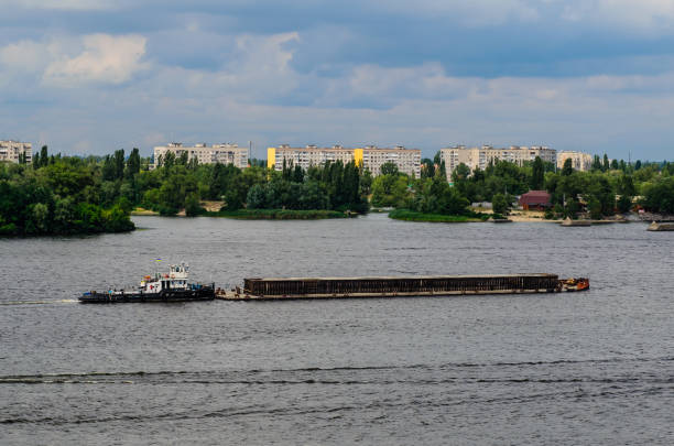 большая баржа на реке днепр - barge beach large blue стоковые фото и изображения