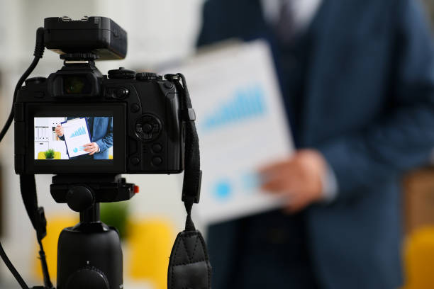 istock Male in suit and tie show stats graph pad 957604862