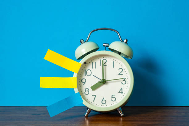 istock Note paper sticky and vintage alarm clock on table with copy space for add text notice something, list memo and schedule concept. 957605140