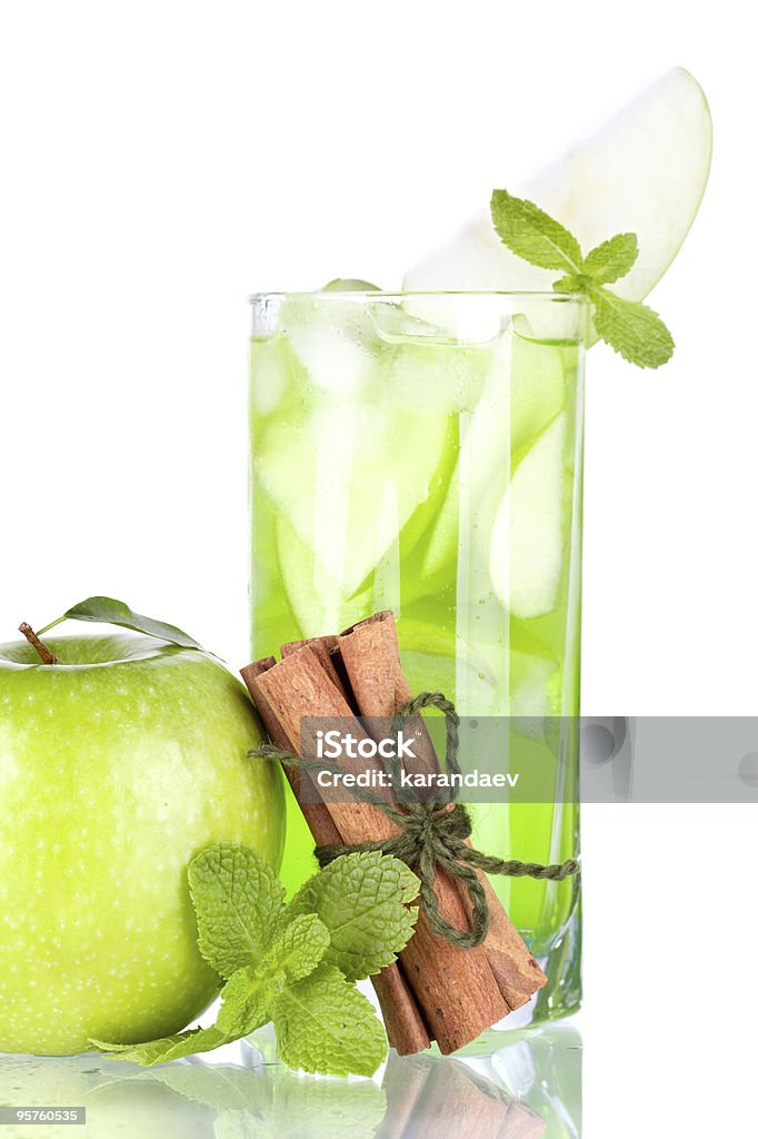 cocktail verde com maçãs e Canela e Hortelã - Royalty-free Bebida Foto de stock