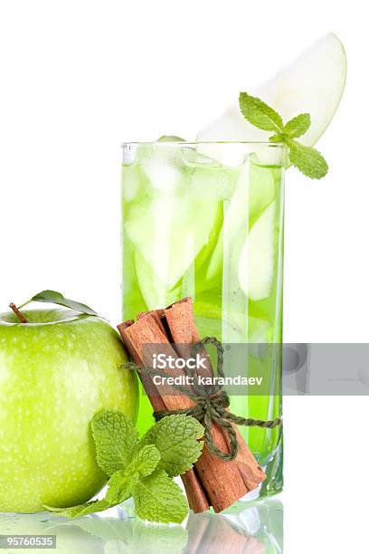 Cocktail Verde Com Maçãs E Canela E Hortelã - Fotografias de stock e mais imagens de Bebida - Bebida, Bebida Alcoólica, Branco