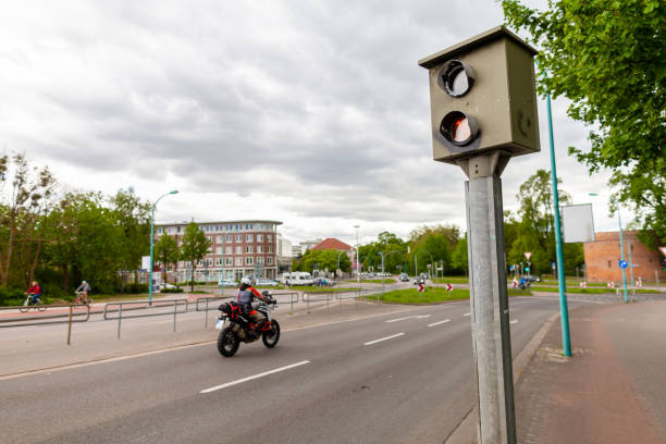 немецкая радиолокационная ловушка стоит возле улицы - agricultural equipment flash стоковые фото и изображения