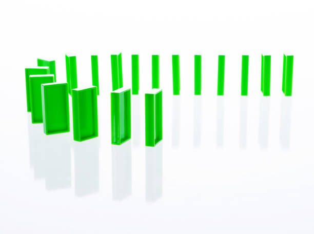 grüne dominosteine auf weißem hintergrund - domino sport leisure activity group of objects stock-fotos und bilder
