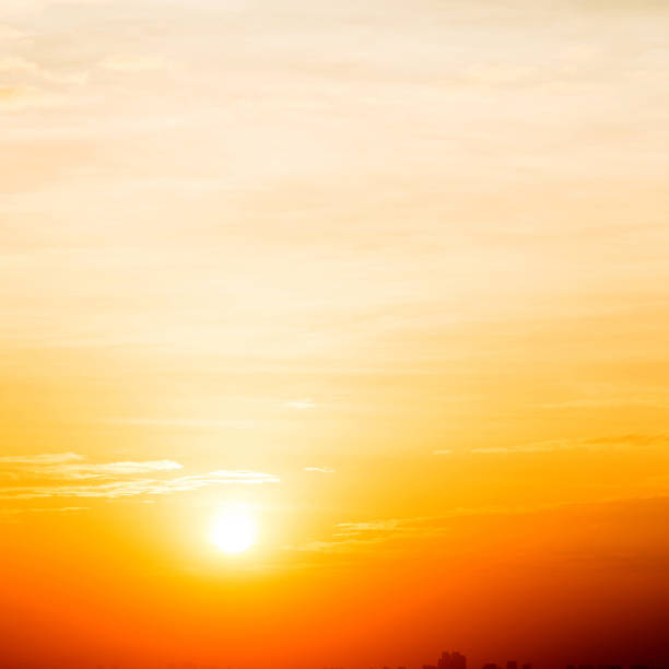 золотое небо на заходящее солнце - golden sunset стоковые фото и изображения