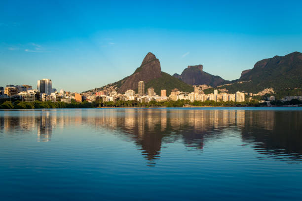 view of rodrigo de freitas lagoon in rio de janeiro - rio de janeiro panoramic skyline scenics imagens e fotografias de stock