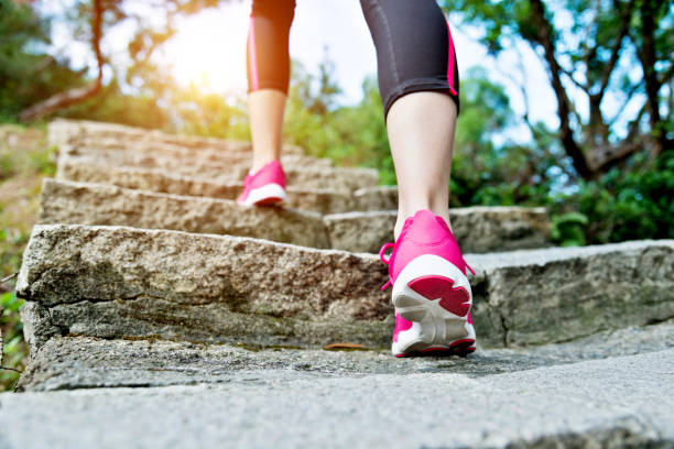 pieds de femme marchant sur les marches - jogging walking footpath women photos et images de collection