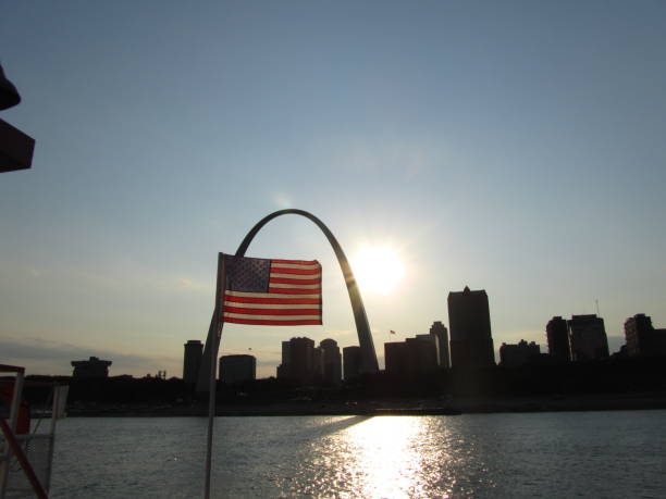 istock Gateway Arch and American flag 957620618