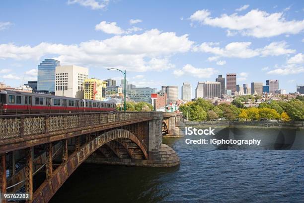 Tren De Metro De Cruzar El Puente Hacia Boston Foto de stock y más banco de imágenes de Boston - Massachusetts - Boston - Massachusetts, Bahía de Back - Boston, Tren