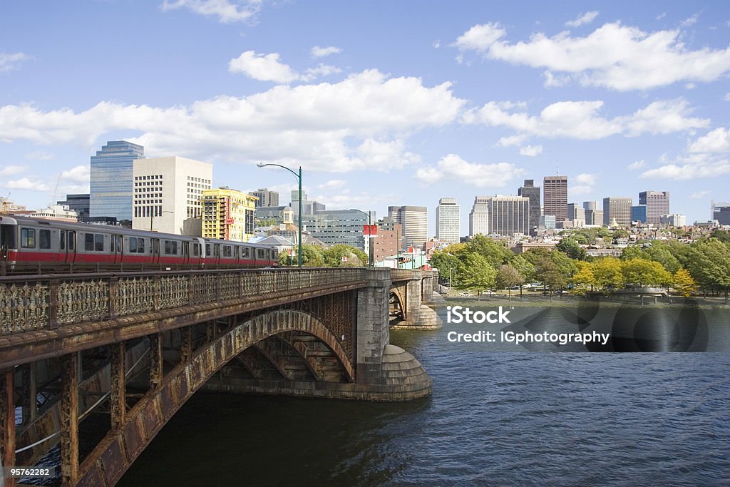 Поезд метро Пересеките мост в Бостоне - Стоковые фото Бостон - Массачусетс роялти-фри