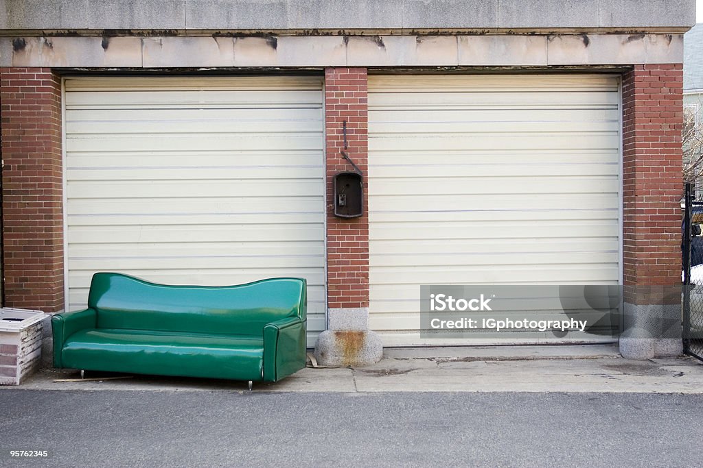 Canapé vert abandonné dans l'allée devant portes de Garage - Photo de Boston - Massachusetts libre de droits