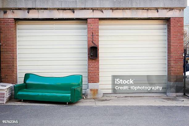 Photo libre de droit de Canapé Vert Abandonné Dans Lallée Devant Portes De Garage banque d'images et plus d'images libres de droit de Boston - Massachusetts