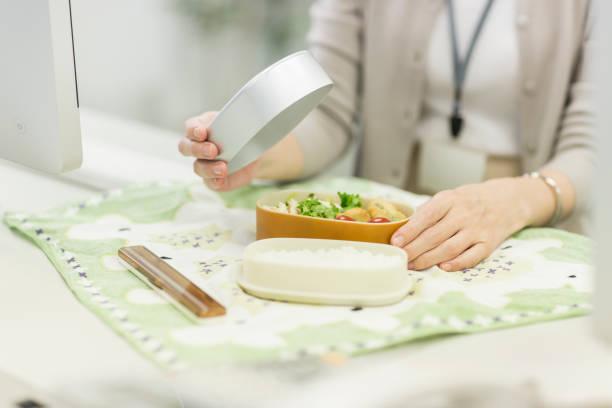 mujer de negocios comer el almuerzo - bento fotografías e imágenes de stock