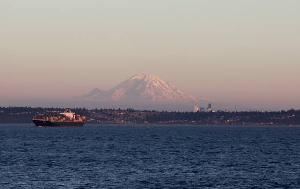 istock Puget Sound With Mt. Rainier In The Background 957633152