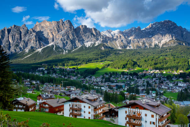 cortina d ' ampezzo. itaiy - alto adige summer travel destinations vacations fotografías e imágenes de stock