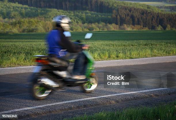 Teen Equitação Casa Na Sua Bicicleta Motorizada Borrão De Movimento - Fotografias de stock e mais imagens de Bicicleta Motorizada