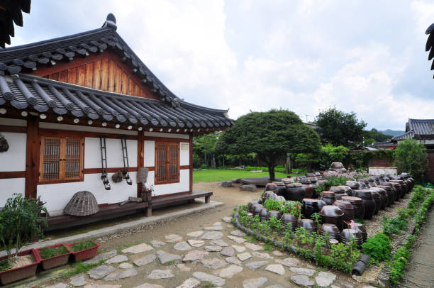 maison traditionnelle coréenne à jeonju hanok village, corée du sud - culture coréenne photos et images de collection