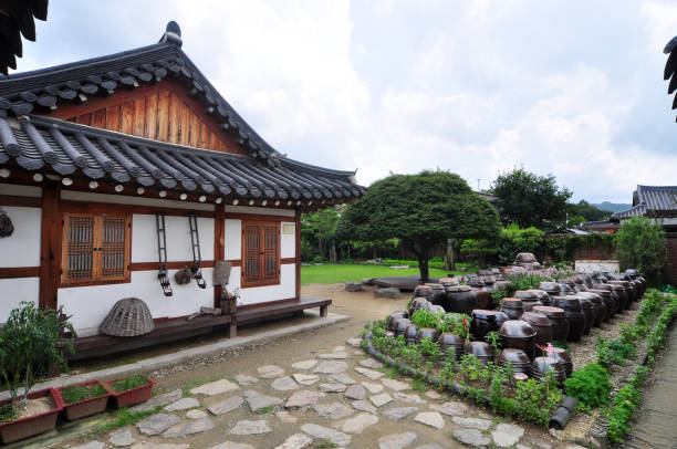 casa tradizionale coreana nel villaggio di jeonju hanok, corea del sud - folk foto e immagini stock