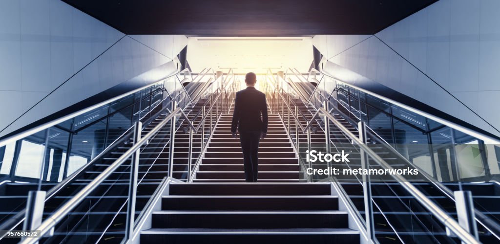 Homme d’affaires sur la vue faible angle escalier. - Photo de Escalier libre de droits