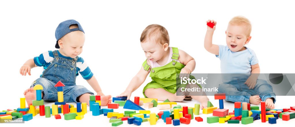 Kinder Blöcke Spielzeug, Kinder Spielgruppe spielen bunte Bauklötze, weiß isoliert - Lizenzfrei Spielen Stock-Foto