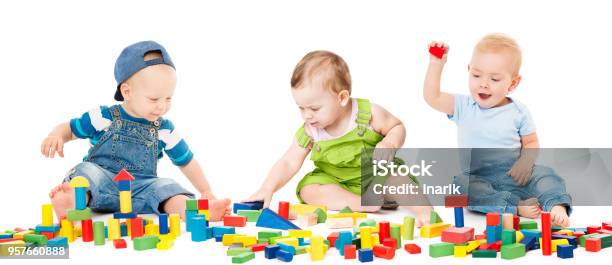 Kinder Blöcke Spielzeug Kinder Spielgruppe Spielen Bunte Bauklötze Weiß Isoliert Stockfoto und mehr Bilder von Spielen