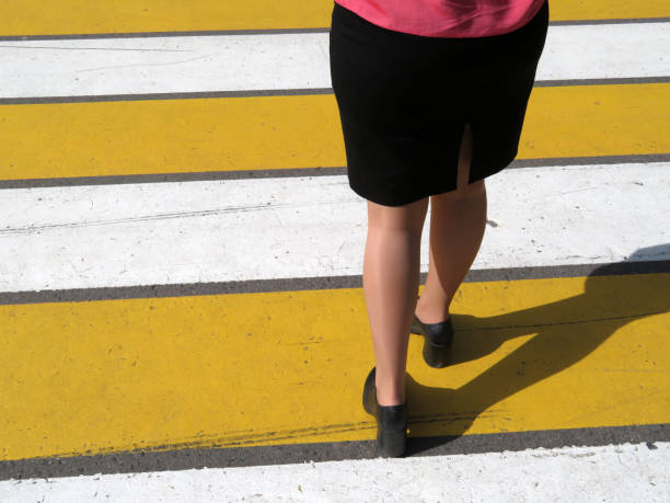 横断歩道で女性 - single line yellow road asphalt ストックフォトと画像