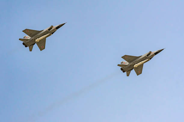 aviões da força aérea russa mig 31-armado com alta precisão do míssil hipersônico aero-balísticos "punhal" (kinzhal) durante o ensaio de desfile do dia da vitória - fighter plane military airplane air force military - fotografias e filmes do acervo