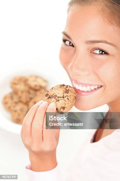 Foto de Mulher Bonita Comendo Cookie Quente Com Pedaços De Chocolate e mais fotos de stock de Biscoito de Chocolate