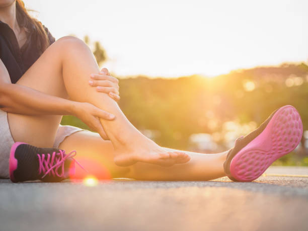 rinnande skada benet olycka-sport kvinna löpare ont håller smärtsamma stukad fotled smärta. kvinnliga idrottare med gemensam eller muskel ömhet och problemet känsla värk i hennes underkropp. - runner holding legs bildbanksfoton och bilder