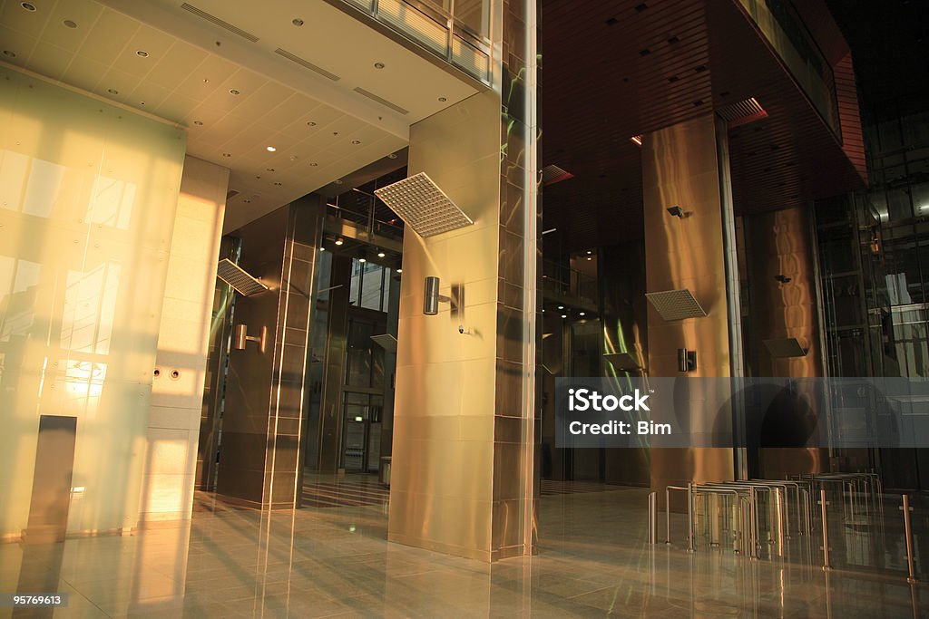 Области вход для современного офисного здания - Стоковые фото Золотой роялти-фри