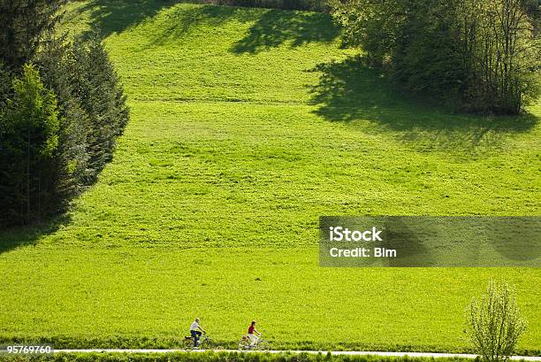 Excursión En Bicicleta Por Resorte Foto de stock y más banco de imágenes de Actividad - Actividad, Actividad de fin de semana, Actividades recreativas