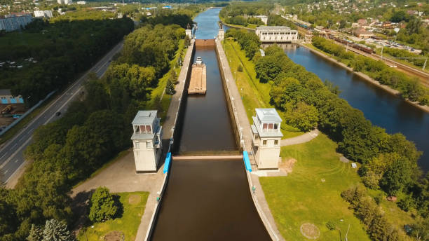 강에 게이트웨이입니다. 문 게이트 - barge canal construction engineering 뉴스 사진 이미지