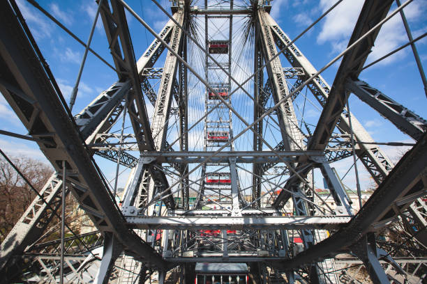 vista della ruota panoramica del prater, vienna, austria tra alberi verdi primaverili - vienna ferris wheel prater park austria foto e immagini stock