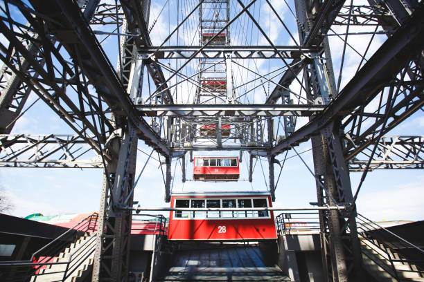 vista della ruota panoramica del prater, vienna, austria tra alberi verdi primaverili - vienna ferris wheel prater park austria foto e immagini stock