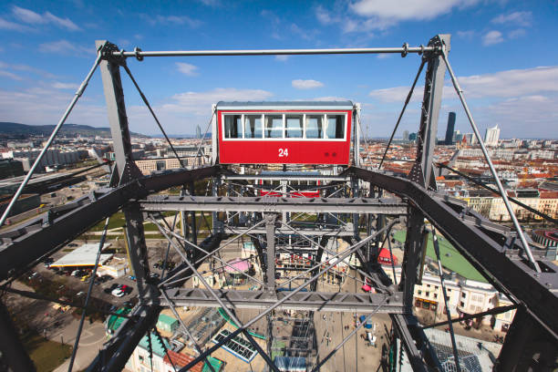 vista della ruota panoramica del prater, vienna, austria tra alberi verdi primaverili - vienna ferris wheel prater park austria foto e immagini stock