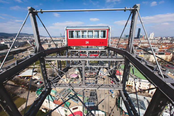 vista della ruota panoramica del prater, vienna, austria tra alberi verdi primaverili - vienna ferris wheel prater park austria foto e immagini stock